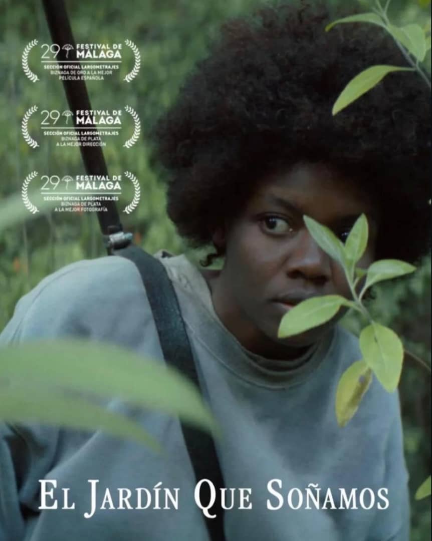 Affiche du film El jardín que soñamo montrant L’actrice principale, Néhémie Bastien, cachée dans la végétation, regardant avec attention. Le titre apparaît en bas, avec des mentions de sélection au Festival de Málaga.