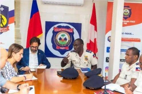 Rencontre entre le Commandant de la PNH Rameau Normil et l’ambassadeur du Canada André François Giroux pour le financement d'un centre de traumatologie.