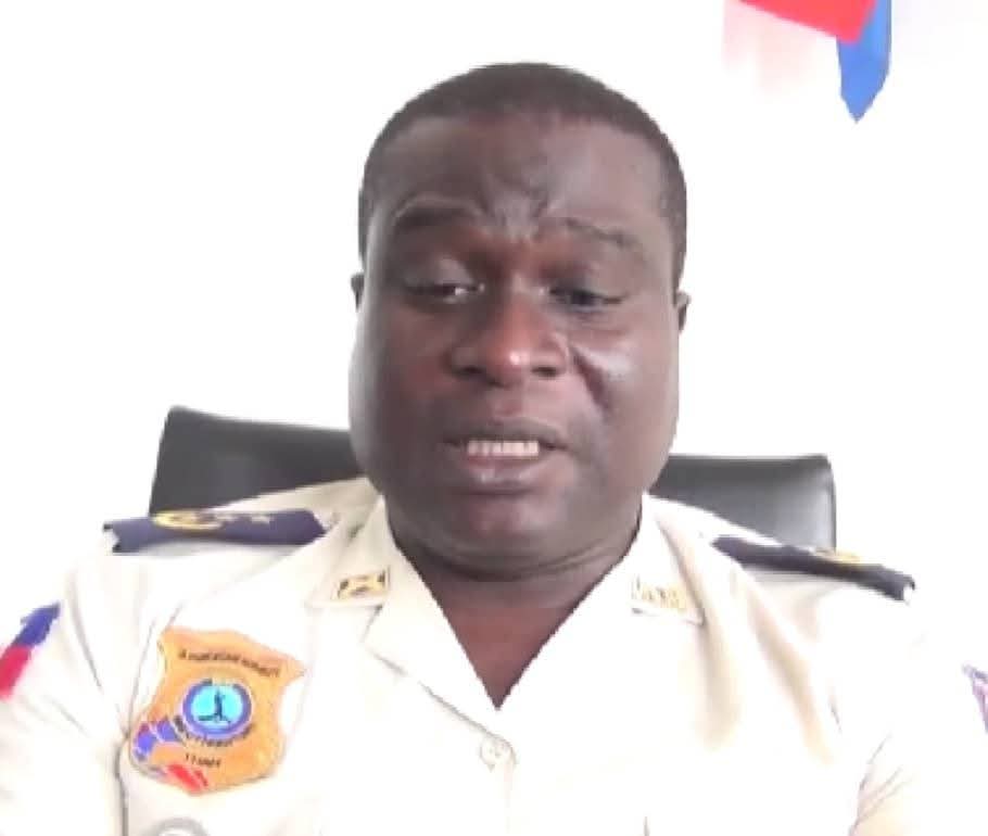 Portrait de Yvon Cantave en uniforme de la Police Nationale d'Haïti (PNH).