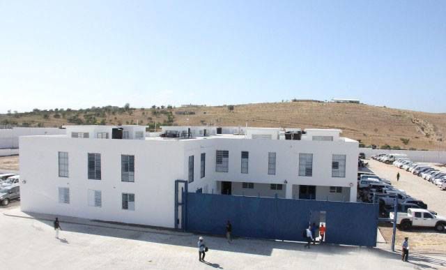 Vue extérieure d'un centre carcéral moderne en Haïti. Le gouvernement d'Alix Didier Fils-Aimé explore des projets de construction de nouvelles prisons pour résoudre la crise de la détention.