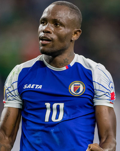 Portrait de Donald Guerrier avec l'uniforme de la sélection haïtienne de football